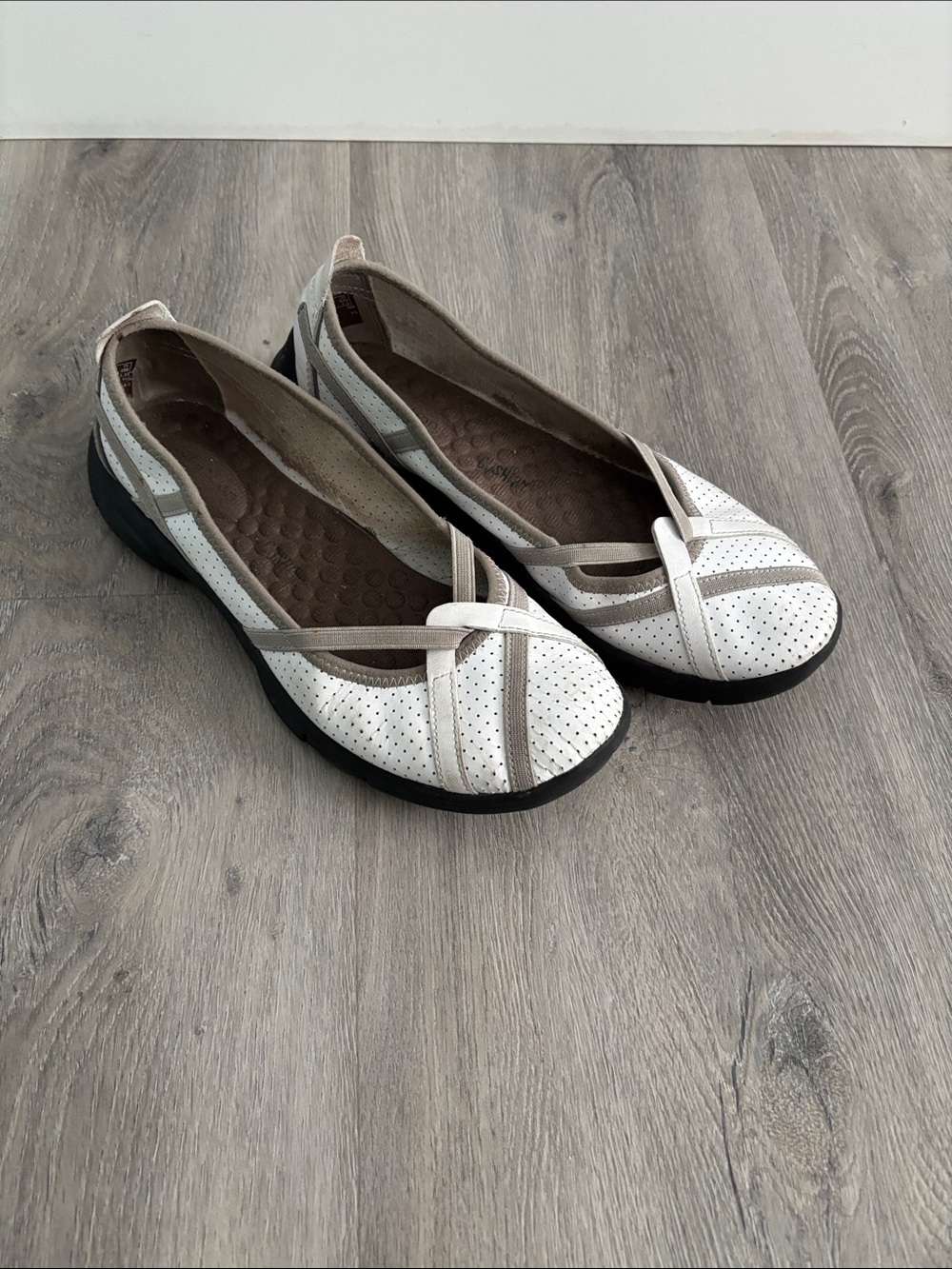 CLARKS Privo, Comfort Ballet Flats in White and Taupe, Sz 6.5